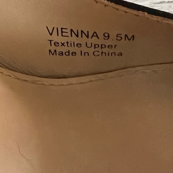 Botkier New York Vienna Ruffle Pump - Picture 16 of 16